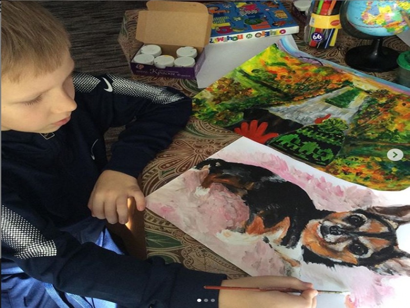 9 years old russian boy exchanges pet painting helps dog shelter | अनोखी भूतदया! भटक्या कुत्र्यांना खाऊ घालण्यासाठी 9 वर्षांचा मुलगा विकतो पेंटिग्स