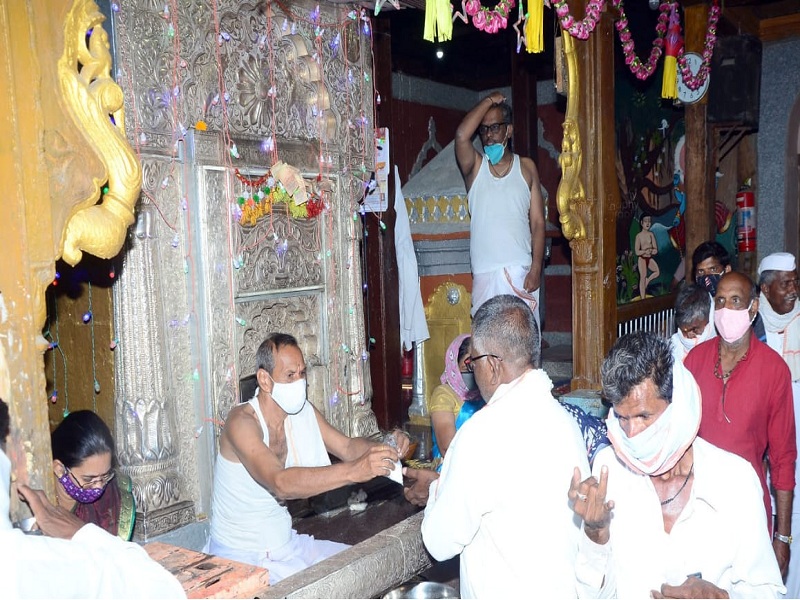 On the day of Karthiki Ekadashi, Warakaris had a free visit to Nath Samadhi | कार्तिकी एकादशीच्या वारीला वारकऱ्यांना झाले नाथाचे मनमोकळे दर्शन