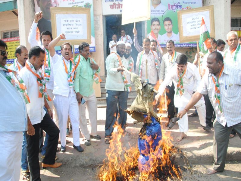 Combustion of the symbolical statue of Sangli in Pakistan, strong demonstration by Congress | काँग्रेसतर्फे सांगलीत पाकिस्तानच्या प्रतिकात्मक पुतळ्याचं दहन, जोरदार निदर्शनं