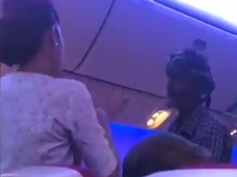 A beggar begging on a Karachi Bangkok Flight Video Goes Viral | विमानात कधी भिकारी पाहिलाय?... पण, पाकिस्तानात काहीही होऊ शकतं राव!