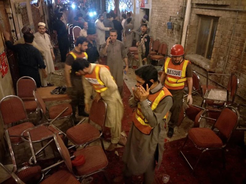 pakistan peshawar suicide blast anp leader haroon bilour killed many injured | पाकिस्तानातील पेशावरमध्ये आत्मघाती हल्ला; 14 जणांचा मृत्यू