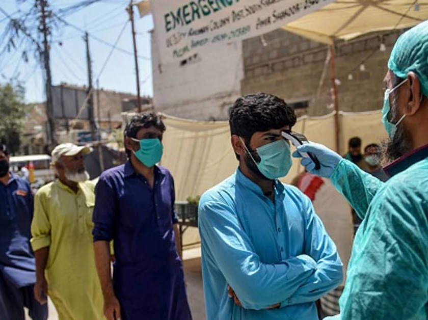 vaccinate at your own risk appeled by pakistan punjab health minister | स्वतःच्या जोखमीवर कोरोना लस घ्या; पाकिस्तानातील मंत्र्याचा सल्ला