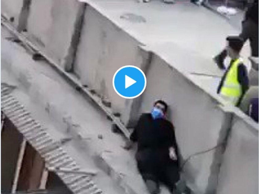 Thief-cop! viral video of Pakistani police who will try to catch police | चोर-पोलीस! पाकिस्तानचा हा Video पहाल तर, हसून हसून बेजार व्हाल...