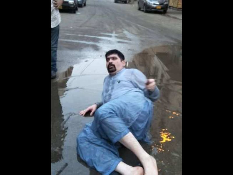to get public vote leader went to the mud in pakistan | मतांसाठी कायपण; प्रचारादरम्यान 'तो' उमेदवार चक्क चिखलात लोळला!