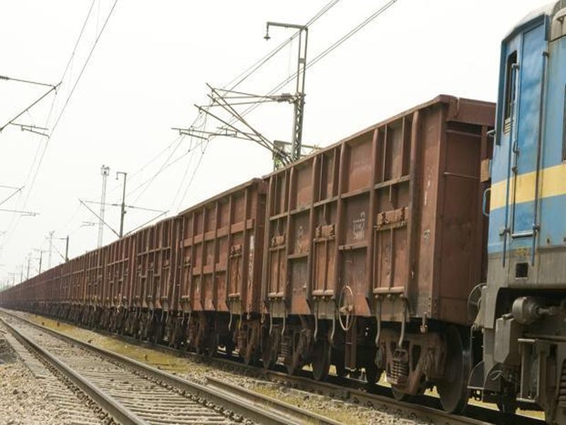 China to help pakistan in building a railway network | पाकिस्तानात रेल्वेचं जाळे उभारण्यातच चीन करणार मदत