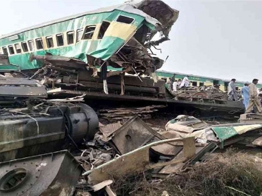 Two express trains collide in Pakistan at least 30 passengers killed | VIDEO: पाकिस्तानात भीषण अपघात; दोन ट्रेन्सच्या जोरदार धडकेत ३० जणांचा मृत्यू
