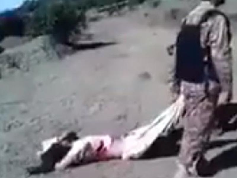 Pakistani Army drags kicks blindfolded men Major Surendra Poonia shows video asks UN to watch it | Video: पाक सैनिकांची ही क्रूरता पाहून तळपायाची आग मस्तकात जाईल!
