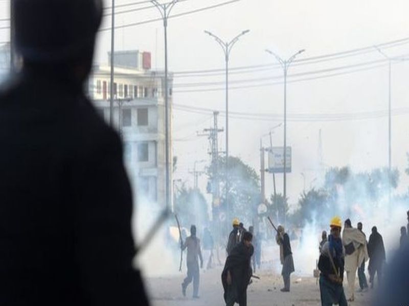 A policeman killed and 150 injured in a violent turn of protesters and police's struggle in Islamabad | इस्लामाबादमध्ये आंदोलक आणि पोलिसांमधल्या संघर्षाला हिंसक वळण, 10 जणांचा मृत्यू तर 250 जण जखमी