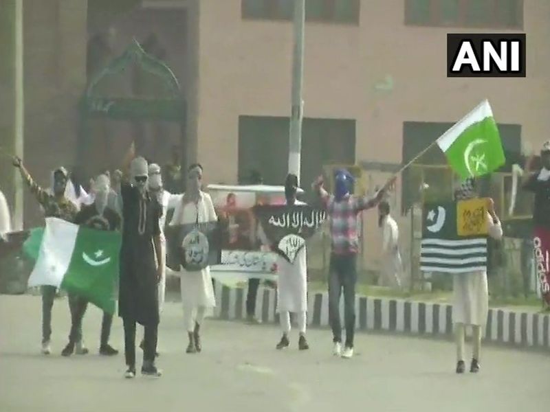 JammuAndKashmir: People seen waving national flag of Pakistan and flag of ISIS | जम्मू-काश्मीरमध्ये पुन्हा फडकले पाकिस्तान व इसिसचे झेंडे; पोलिसांवर दगडफेक