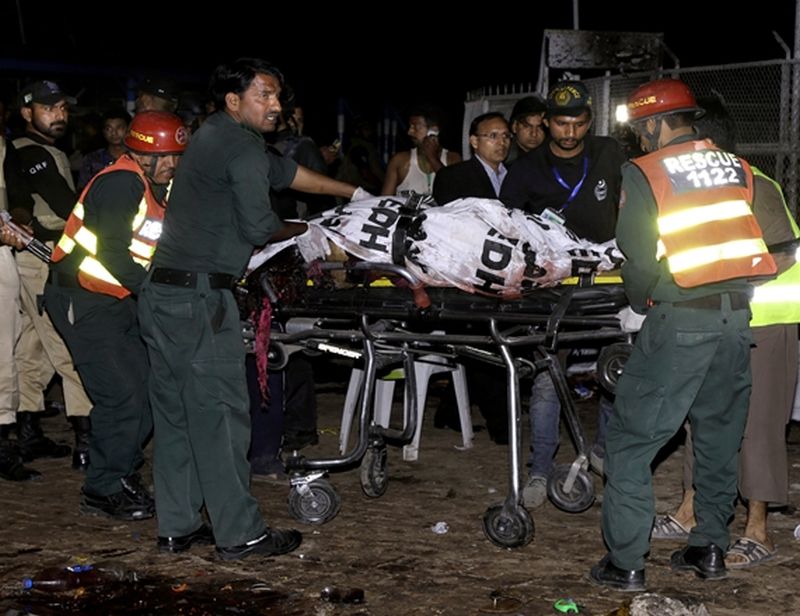 Police truck attack with bomb, seven policemen were killed and 22 injured | पाकिस्तानात पोलिसांच्या ट्रकखाली बॉम्बस्फोट, सात पोलिसांचा मृत्यू, तर 22 जखमी