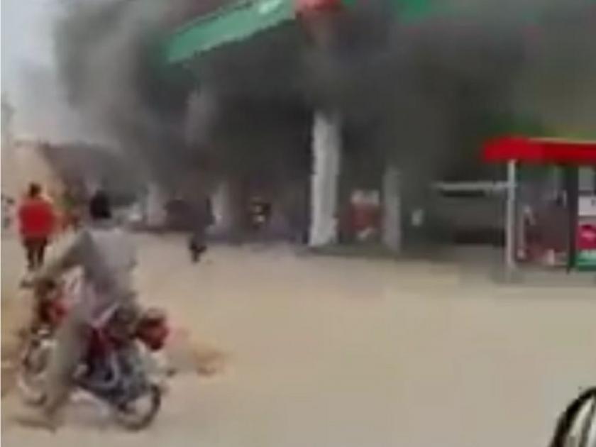 pakistan economic crisis after petrol price hike mob set fire to the pump in lahore | संतप्त जमावाने पेट्रोल पंपालाच आग लावली, पाकिस्तानात श्रीलंकेसारखा राडा, जाळपोळ केल्याचा व्हिडिओ व्हायरल 