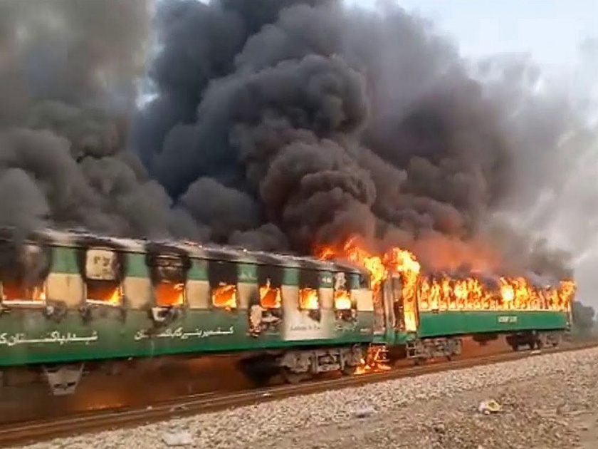 Pakistan 16 people killed in fire in Karachi-Rawalpindi Tezgam express train | पाकिस्तानमध्ये एक्स्प्रेसला भीषण आग; 65 जणांचा मृत्यू, अनेक जण जखमी 
