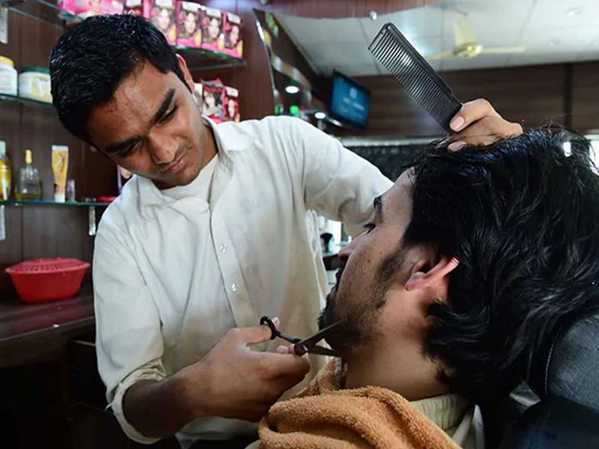 four barbers detained for violating ban over beard styling in pakistan | ...म्हणून 'त्या' चार न्हाव्यांना पाकिस्तानी पोलिसांनी घेतलं ताब्यात