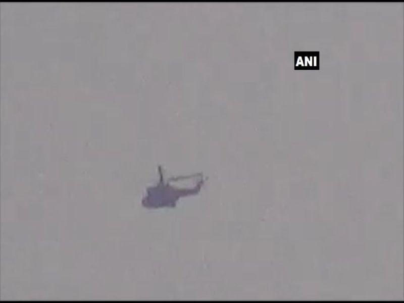 Pakistan military helicopter seen flying on LOC near Poonch | LoC वर 300 मीटर उंचीवर घिरट्या घेत होतं पाकिस्तानी लष्कराचं हेलिकॉप्टर