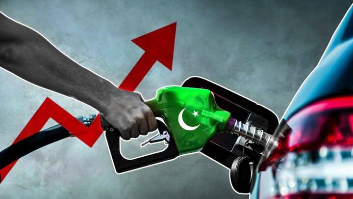 fuel expensive in pakistan a sudden increase in the price of petrol | पाकिस्तानमध्ये अर्ध्या रात्री पेट्रोल महाग! पेट्रोलच्या दरात अचानक १८ रुपये वाढ