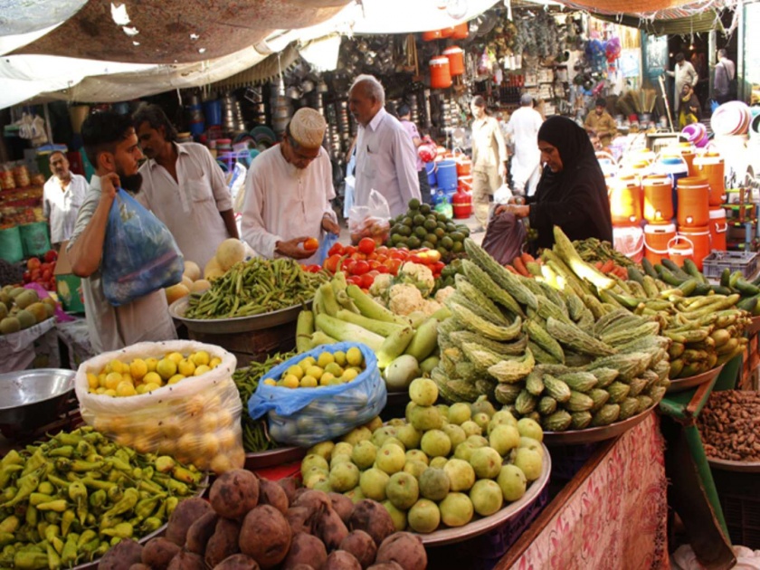 Pakistan inflation hits 9 41 per cent highest in 5 years | पाकिस्तानची अर्थव्यवस्था गाळात; बेसुमार महागाईनं जनतेची वाट