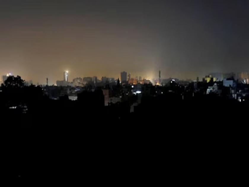 pakistan karachi goes dark as 40 percent city hit by huge power outage | Pakistan : अंधारात बुडालं पाकिस्तानातील कराची शहर, 40 टक्के भागात बत्तीगुल, मोबाईल चार्ज करण्यासाठी लोकांची भटकंती 