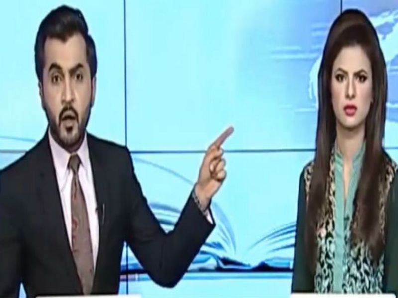 Video of Two Pakistani News Anchors Fighting In A Newsroom Goes Viral | VIDEO- दोन न्यूज अँकर्समध्ये लाईव्ह जुंपली, सोशल मीडियावर व्हिडीओ व्हायरल