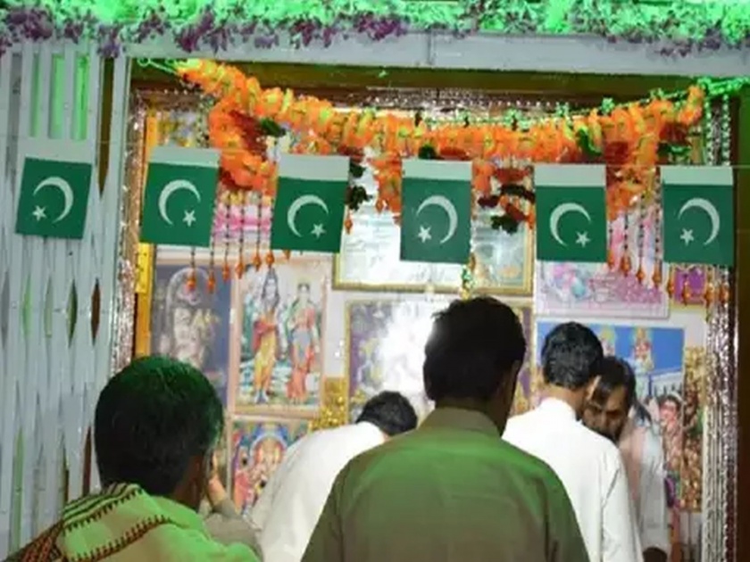 tensions with india pakistan flag is visible on hindu houses and temples of this city | ...म्हणून LOCवरील 'या' भागातल्या हिंदूंच्या घरं अन् मंदिरांवर फडकतायत पाकिस्तानी झेंडे