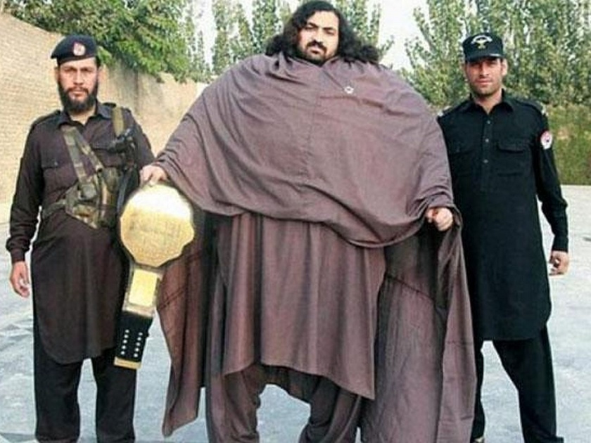 Pakistani hulk Arbab Khizer Hayat is looking for love whose weight should at least 100 kg | पाकिस्तानातील ४०० किलोचा 'हल्क' प्रेमाच्या शोधात, ३०० मुली पाहिल्यावर ठेवल्या 'या' अटी...