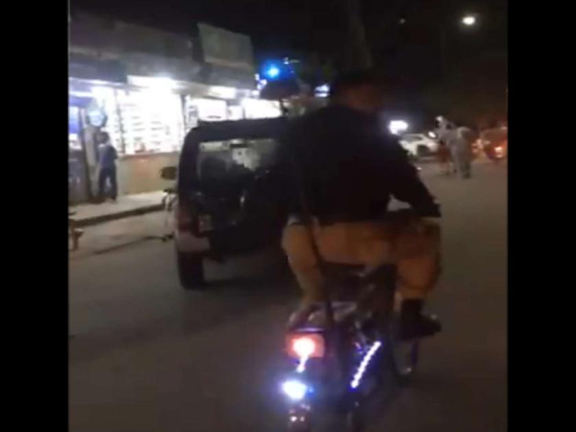 Video: 'Pakistani police patrolling on bicycle | Video: 'सायकवरून गस्त घालताहेत पाकिस्तानचे पोलीस अन् सरकार भारताला देतंय युद्धाची धमकी!