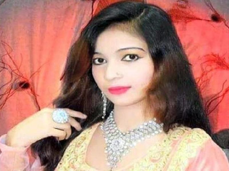 Pregnant Pakistani singer shot dead for not standing up during performance | गाताना उभी न राहिल्यानं गर्भवती गायिकेची गोळ्या झाडून हत्या