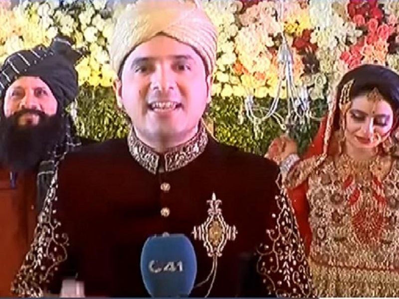VIDEO- Pakistani journalist covers his own wedding for local channel; interviews wife, parents and in-laws | VIDEO- पाकिस्तानी पत्रकाराने केलं स्वतःच्याच लग्नाचं रिपोर्टिंग, बायको, आई-वडील व सासरच्या मंडळींचा घेतला इंटरव्ह्यू