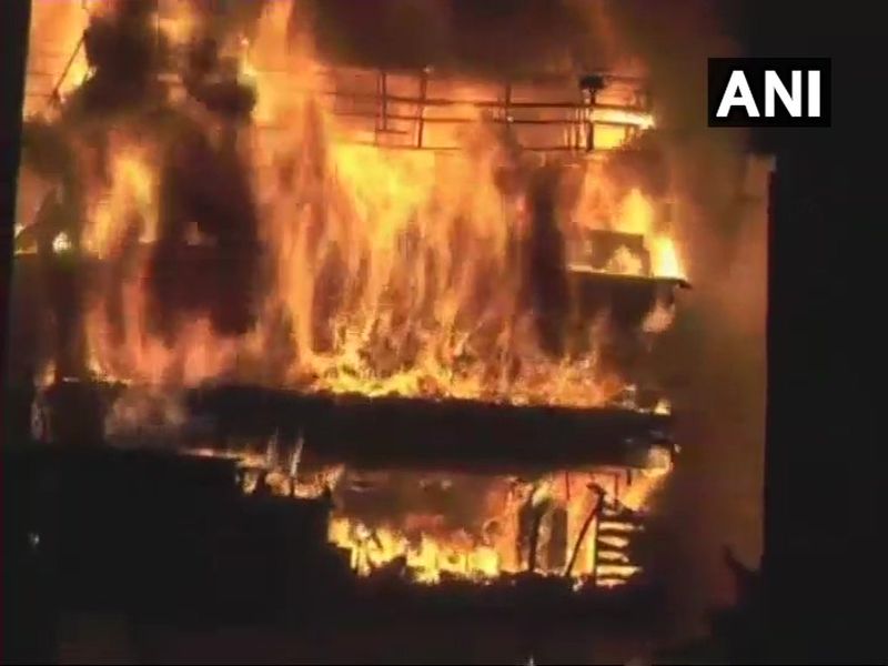 Burhanpur: Around 7 people injured in a fire that broke out at Pakiza mall late last night. | मध्यप्रदेशमधील पाकीझा मॉलमध्ये भीषण आग, 7 जण जखमी