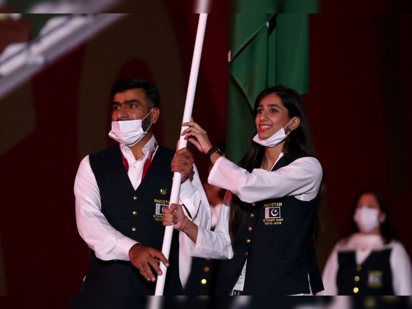 Tokyo Olympics 2020: Pakistan team's flag bearer flouts Covid rules, marches mask-free at opening parade | Tokyo Olympics opening Ceremony : उद्धाटन सोहळ्यात पाकिस्तानी खेळाडूंचा प्रताप, चमकोगिरीसाठी कोरोना नियमांना केराची टोपली!