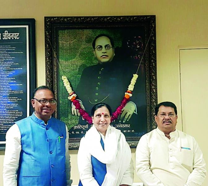 Guardian Minister Bavankule did salute to Ambedkar | पालकमंत्री बावनकुळे यांनी केले डॉ. आंबेडकरांना अभिवादन