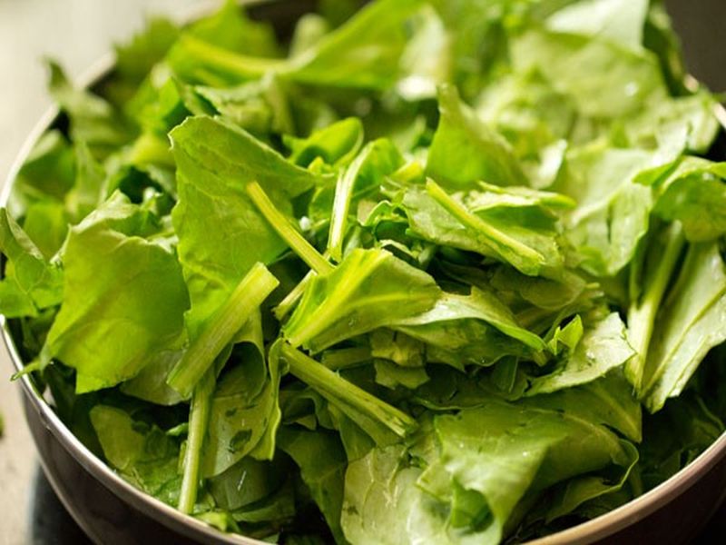 spinach is beneficial for skin and hair | त्वचेवरील वाढत्या वयाची लक्षणं कमी करण्यासाठी पालक ठरते गुणकारी!