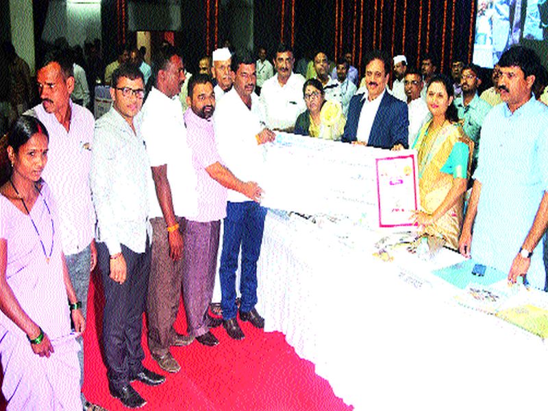 Village Cleanliness Campaign: Distribution of award to Malegaon, Avankhed, Dari Gram Panchayats | ग्रामस्वच्छता अभियान : माळेगाव, अवनखेड, दरी ग्रामपंचायतींना पुरस्कारांचे वितरण