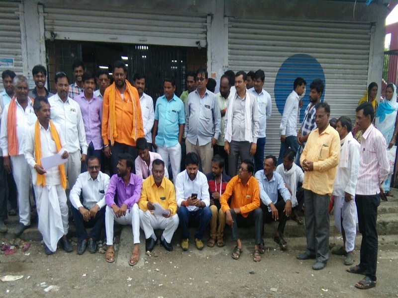 Shiv Sena's Thiyya agitation against bank on farmers' issues in Palam | पालममध्ये शेतकऱ्यांच्या प्रश्नांवर शिवसेनेचे बँकेसमोर ठिय्या आंदोलन 