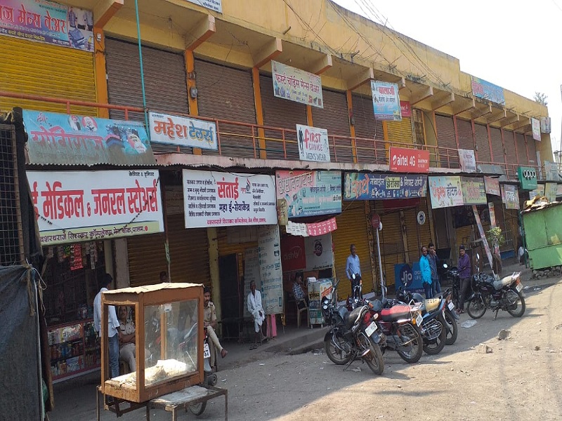 Palam's market closed tight after dispute with Tahasil officials | अधिकारी-नेत्यांमधील बाचाबाचीनंतर पालामची बाजारपेठ कडकडीत बंद
