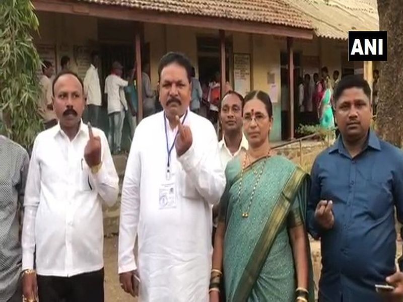 Palghar bypoll 2018: why voter showing middle finger | Palghar bypoll 2018 : ...म्हणून पालघर निवडणुकीत मधल्या बोटावर लावली जाते शाई