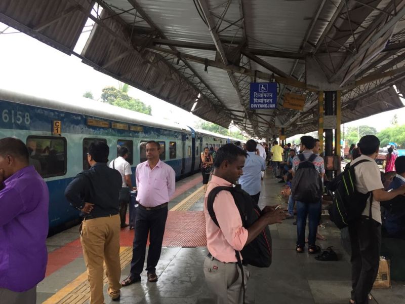 Maharashtra : heavy rainfall in Palghar, Trains Affected | मुसळधार पावसाचा रेल्वे वाहतुकीला तडाखा! डहाणूहून विरारकडे जाणारी उपनगरीय रेल्वे सेवा ठप्प 