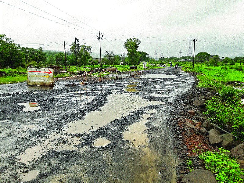 Roads in the district suffer from severe, heavy rainfall | जिल्ह्यातील रस्त्यांवरील प्रवास खडतर, अतिवृष्टीमुळे नुकसान
