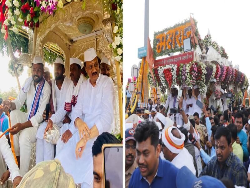 Reception of Saint Shri Tukaram Maharaj Palkhi in Baramati Ajit pawar drove the chariot | संतश्रेष्ठ श्री तुकाराम महाराजांच्या पालखीचे बारामतीत स्वागत; अजितदादांनी केले रथाचे सारथ्य