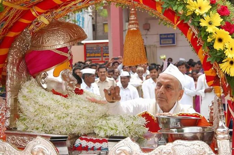 Breaking the tradition of 52 years: Shri Gajanan Maharaj Sansthan's palkhi event canceled | ५२ वर्षांची परंपरा खंडीत : श्री गजानन महाराज संस्थानची पायदळवारी रहीत