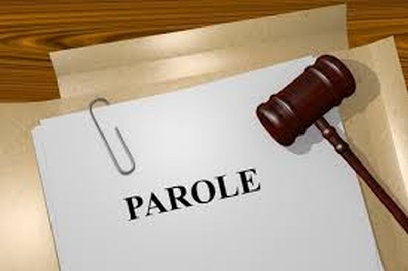 4 criminals from the district on parole due to corona | वाशिम जिल्ह्यातील ४ गुन्हेगारांना कोरोनामुळे साेडले पॅराेलवर
