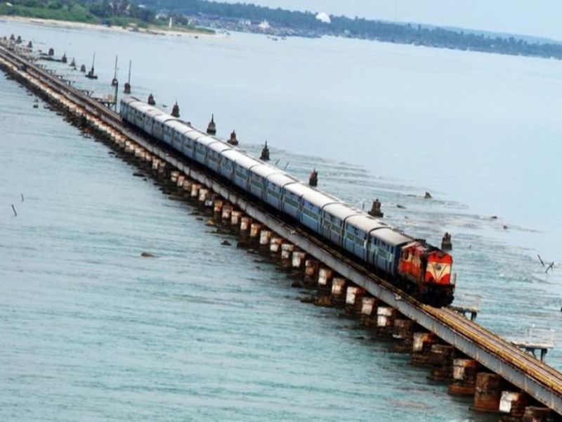 Travel Madurai to Rameshwaram by Pamban bridge in the middle of sea | समुद्राच्या मधोमध बांधला आहे हा पांबन पूल, घ्या रोमांचक प्रवासाचा अनुभव!