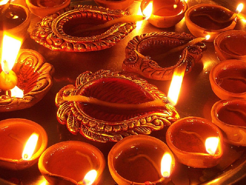 Came Diwali; In the market of Nanded, the capital of Gujarat and Telangana | आली दिवाळी; गुजरात, तेलंगणाच्या पणत्या नांदेडच्या बाजारपेठेत