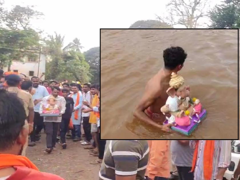 Hindutva organizations broke the barricades and immersed Ganesh idols in the Panch Ganga In Kolhapur | कोल्हापुरात हिंदुत्ववादी संघटनांनी बॅरिकेडस तोडून पंचगंगेत विसर्जित केल्या गणेशमूर्तीं video