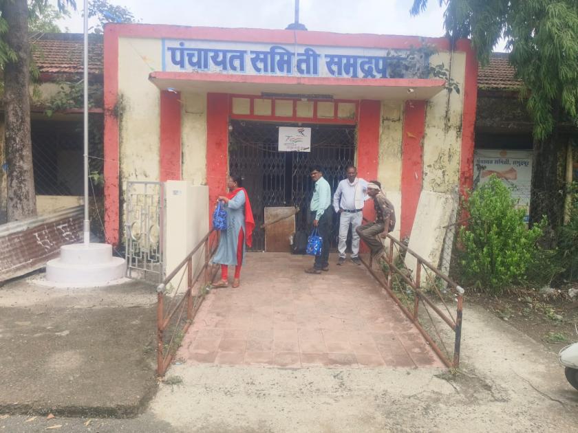 Wardha Panchayat Samiti office locked employees remain stuck outside | वर्धा : पंचायत समिती कार्यालय कुलूप बंद, कर्मचारी राहिले ताटकळत