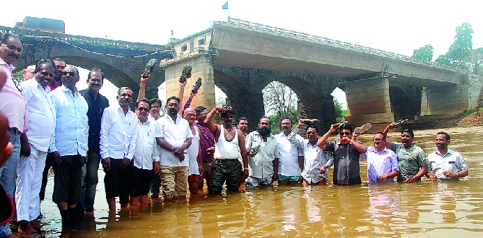  Shivaji PoolPrashnani Swaikshash - Movement in the river bank and movement | शिवाजी पूलप्रश्नी आत्मक्लेश-- नदीपात्रात उतरून आंदोलन