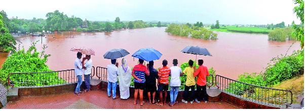 Heavy rains in Kolhapur rains; One killed, Panchaganga leaves for second time | कोल्हापूर जिल्ह्यात मुसळधार पाऊस; एकाचा मृत्यू-पंचगंगा दुसऱ्यांदा पात्राबाहेर