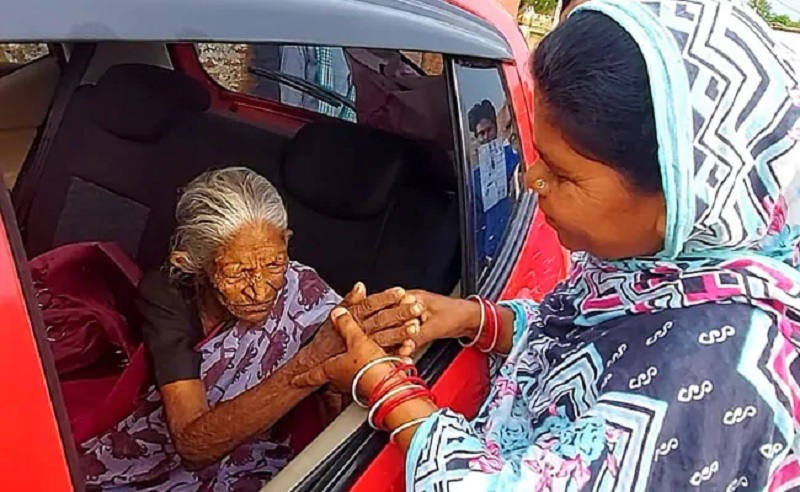 madhya pradesh 93 yr old woman met family after 40 years with help of google | Google मुळे 40 वर्षांनंतर 93 वर्षीय आजी आपल्या कुटुंबीयांना भेटली!