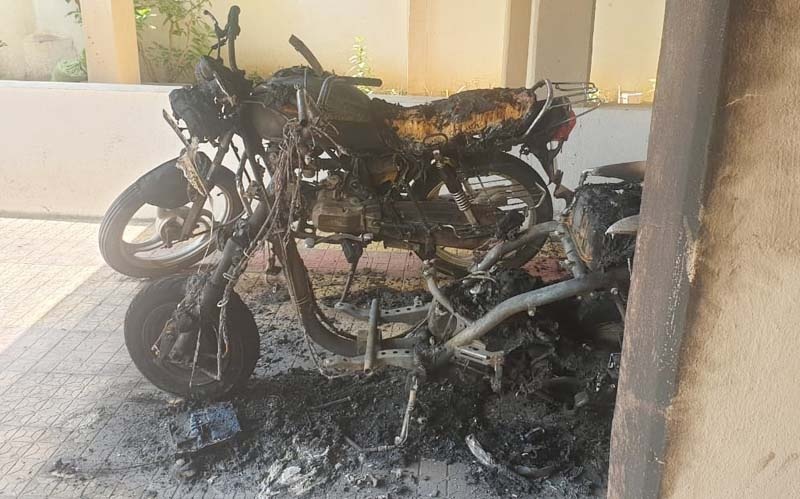 Two bicycle burns at Pandharpur parking lot | पंढरपुरात पार्किंगमधील दोन दुचाकी जाळल्या