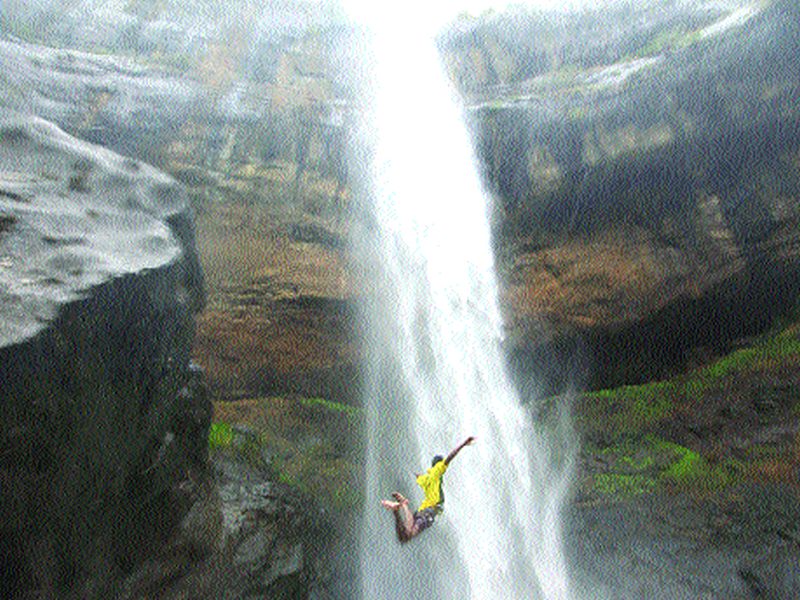 Pundukta Falls Falter Tourists | पांडवकडा धबधब्यावर पर्यटकांचा धुडगूस