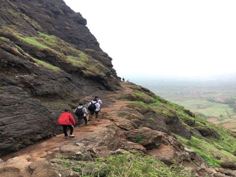 Three children stuck on the hill of Pandavaleni | रेस्क्यू सुरु : पांडवलेणीच्या डोंगरावर अडकले तीघे मुले